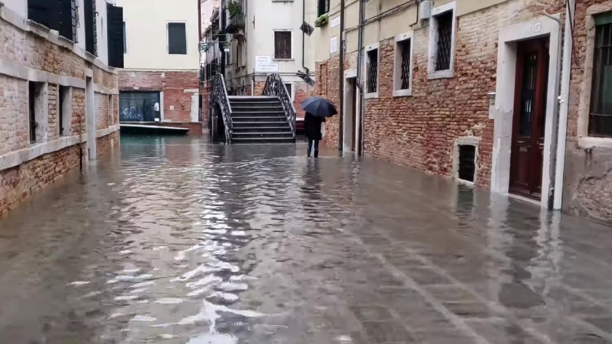 italia--venetia-este-din-nou-inundata--mareea-adusa-din-larg-a-atins-aproape-un-metru-inaltime