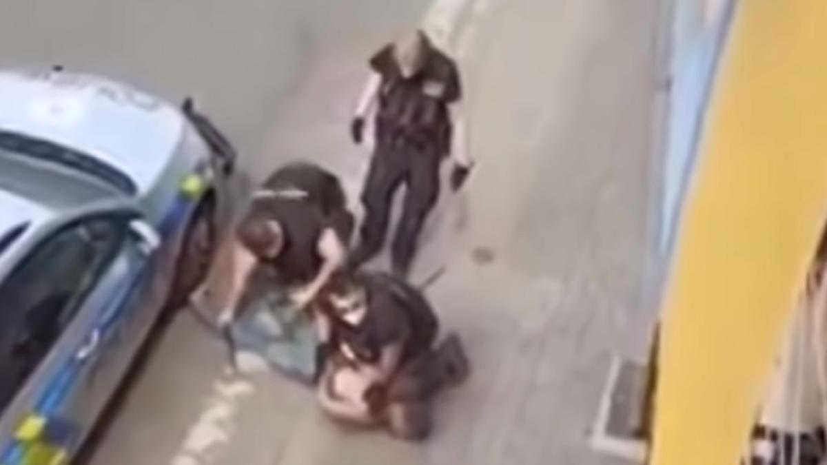 premierul-cehiei--reactie-revoltatoare-in-cazul-etnicului-rom-mort--dupa-ce-politistul-i-a-pus-genunchiul-pe-gat--prc-e2prc-80prc-9emultumesc-ofiterilorprc-e2prc-80prc-9d