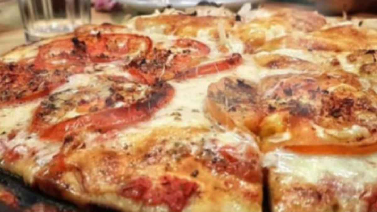 pizza-fara-faina-si-fara-carbohidrati--se-face-rapid-si-este-recomandata-si-celor-care-tin-la-dieta--o-felie-are-190-de-caloriiprc-c2prc-a0