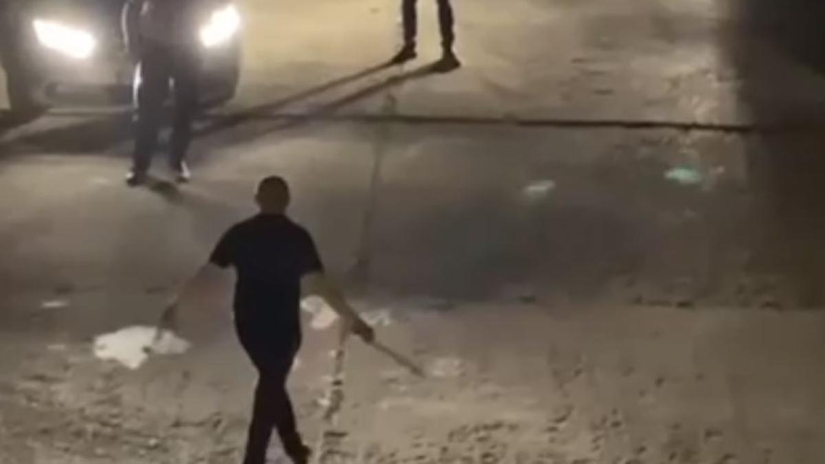 un-barbat-din-vaslui--inarmat-cu-doua-securi--si-a-amenintat-fosta-iubita--politistii-au-intervenit-in-forta