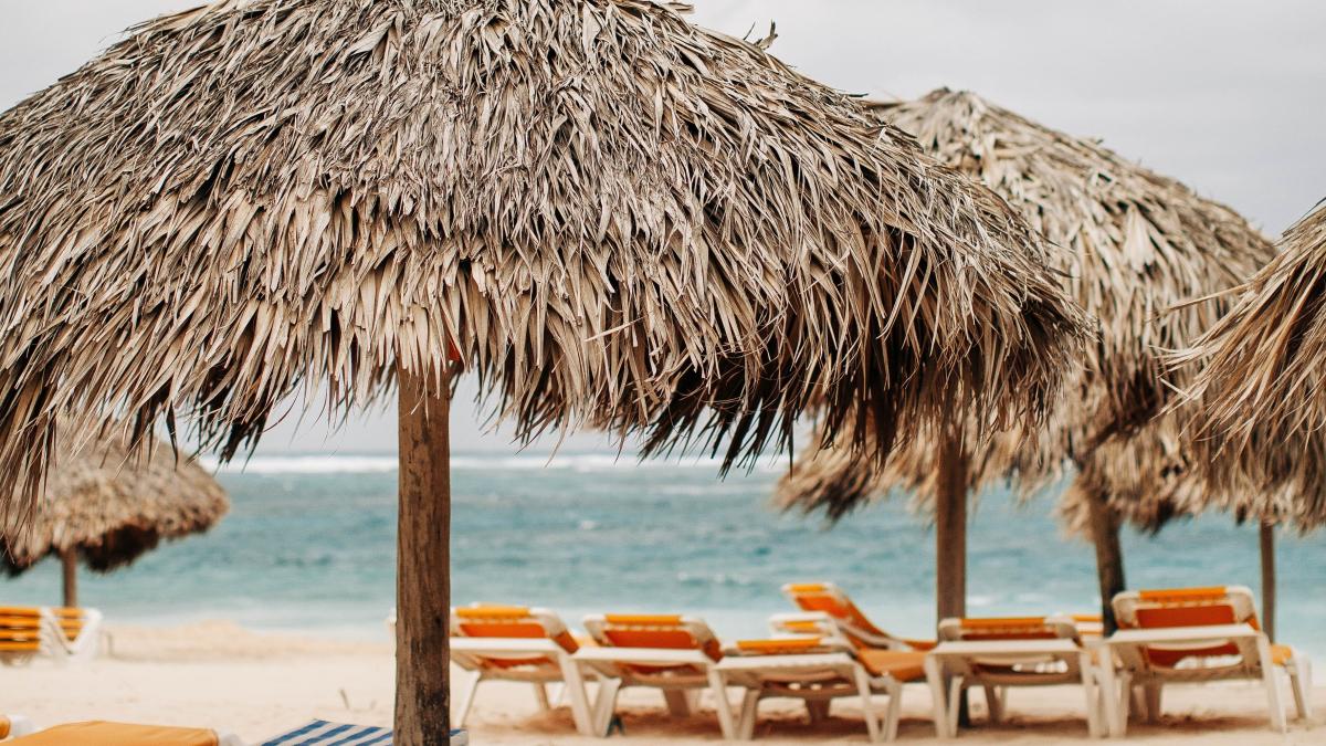 sezlonguri-plaja-pexels