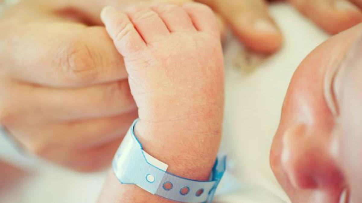 legea-privind-alaptarea-in-spatiile-publice--promulgata-de-klaus-iohannis