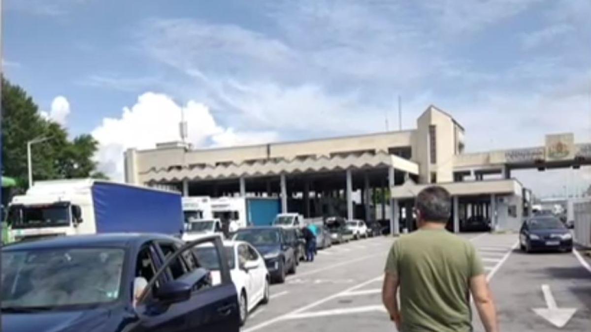 cozi-kilometrice-la-intrarea-in-grecia--romanii-au-asteptat-cateva-ore-pentru-a-trece-granita-la-kulata---promachonasprc-c2prc-a0