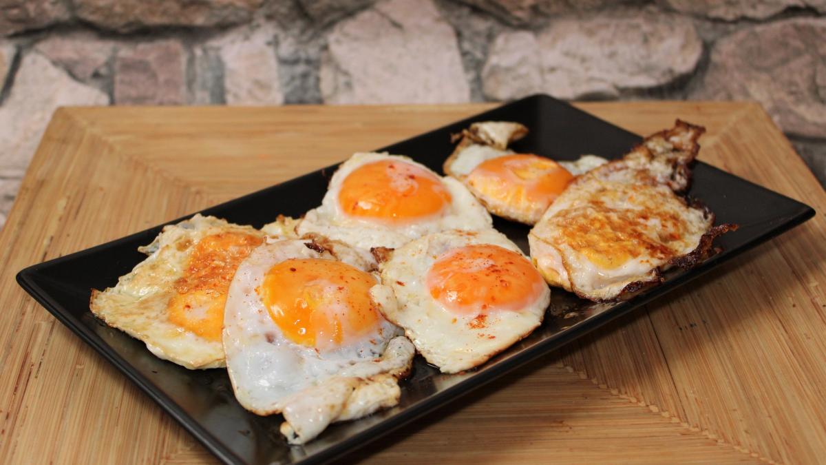 de-ce-sa-pui-faina-in-tigaie-inainte-sa-faci-oua-ochiuri--trucuri-din-bucatarie