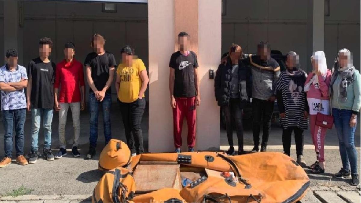 o-gravida-si-alte-10-persoane-au-traversat--ilegal-prc-c2prc-a0dunarea-cu-o-barca-pneumatica