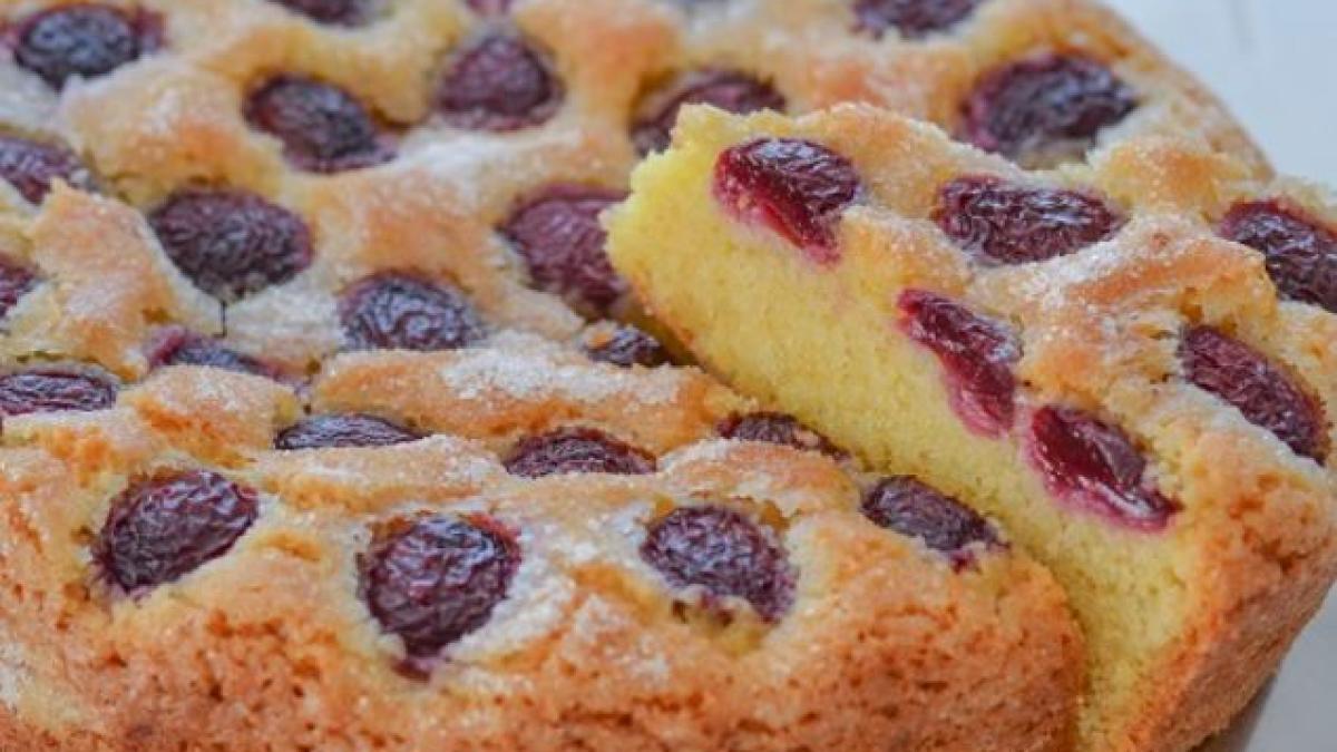 tarta-pufoasa-cu-cirese--fara-unt-si-fara-lapte--o-felie-are-doar-140-de-calorii