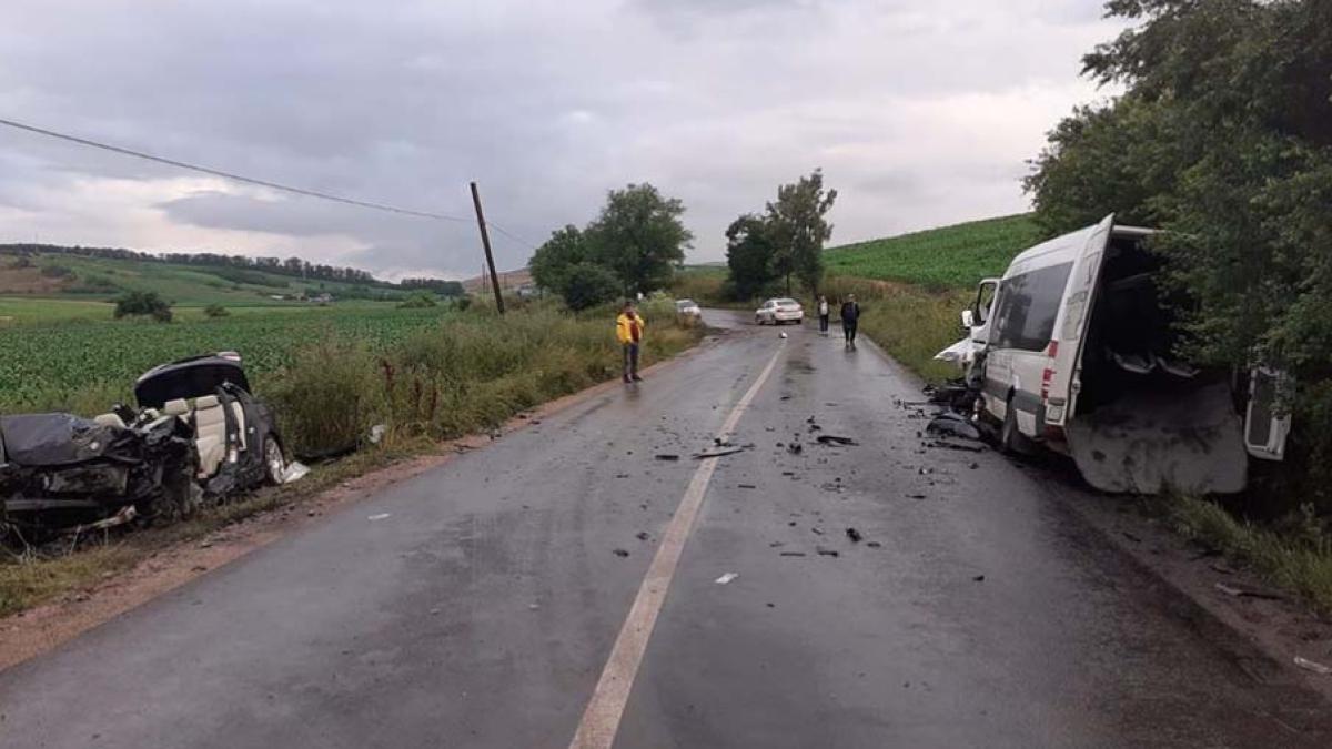 microbus--plin-cu-pasageri--lovit-de-un-autoturism-in-judetul-cluj--mai-multe-persoane--transportate-la-spital-sursa---someseanu