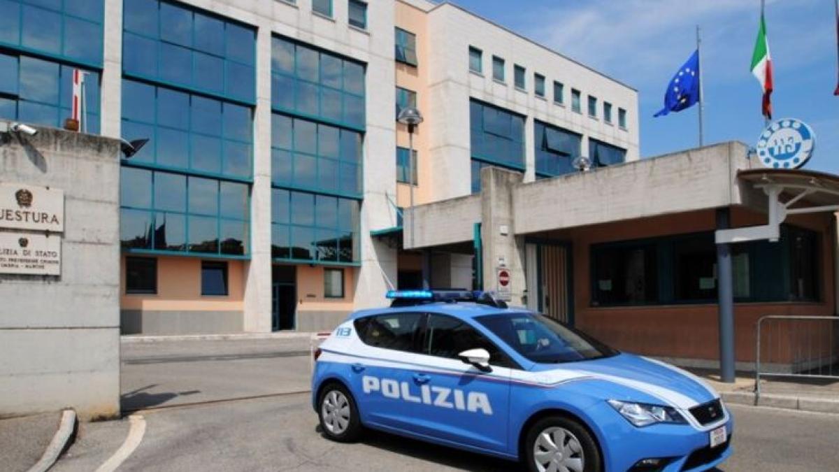 italia--doi-romani--care-au-furat-un-telefon-mobil-dintr-un-magazin--dati-de-gol-de-aplicatia-de-localizare