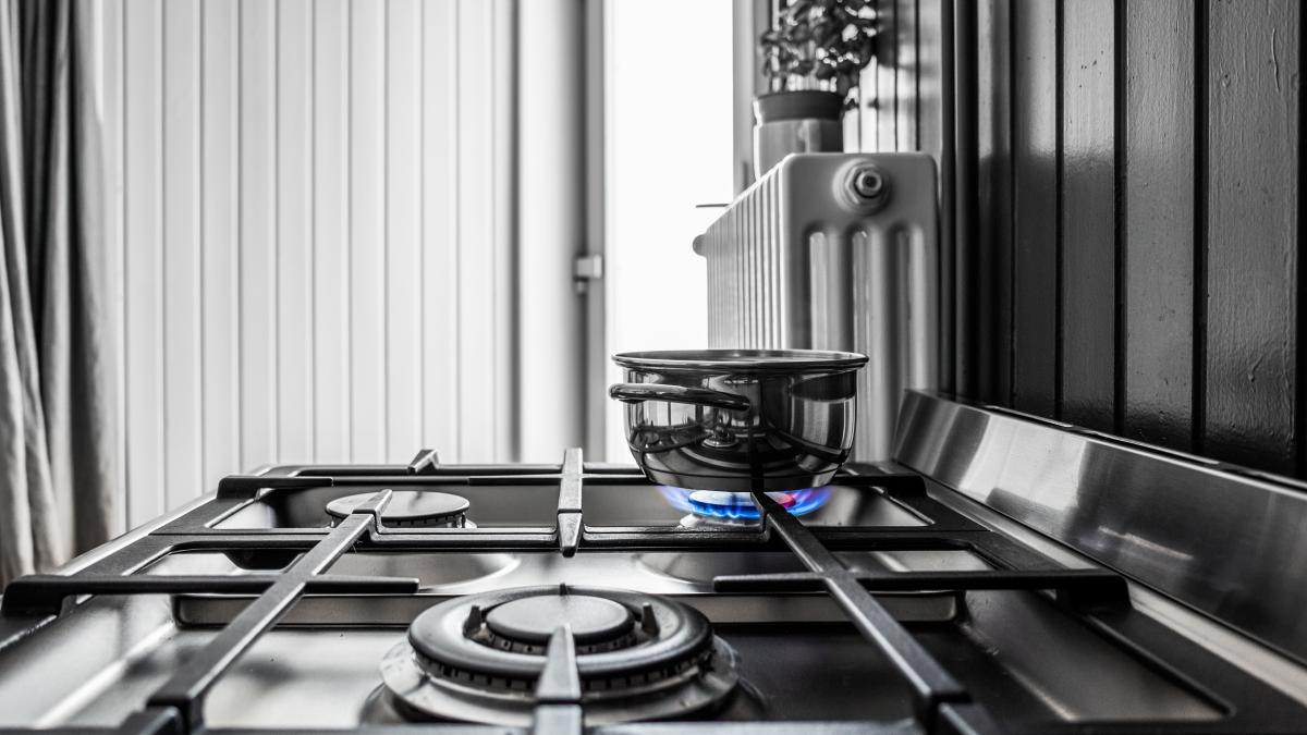 cum-cureti-grasimea-arsa-de-pe-aragaz-fara-efort--trucul-minune-ca-sa-scapi-de-calvar