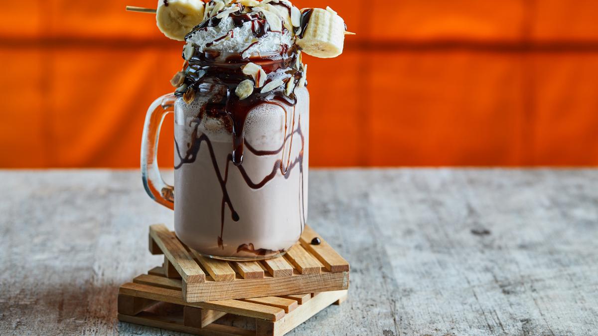 milkshake-cu-ciocolata-si-inghetata--cea-mai-buna-bautura-racoritoare-a-verii-reteta-pas-cu-pas