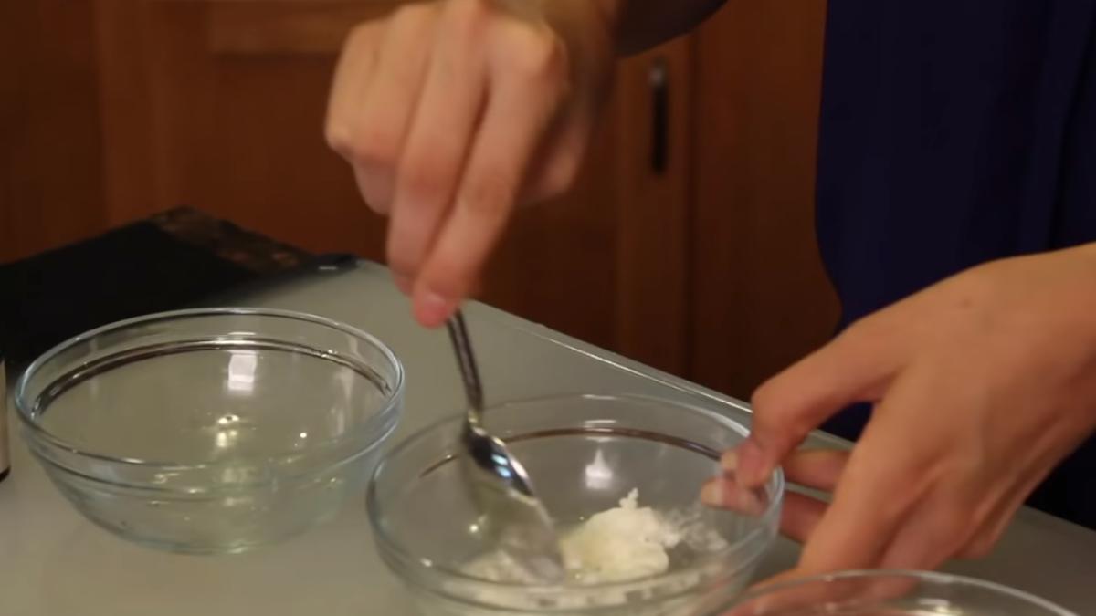 amesteca-bicarbonat-de-sodiu-cu-amidon--trucul-care-te-face-sa-scapi-de-transpiratie-ieftin-si-natural