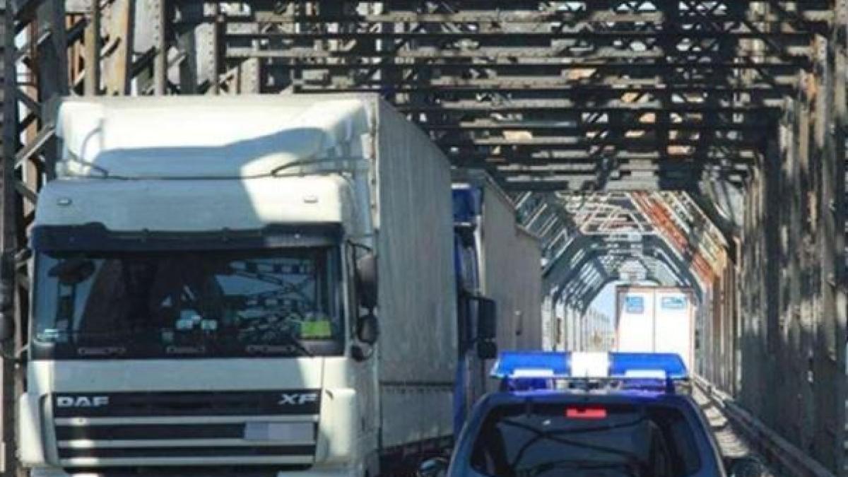 cozi-de-camioane-la-frontiera---soferii-de-tir-asteapta-aproape-doua-ore-sa-iasa-din-tara