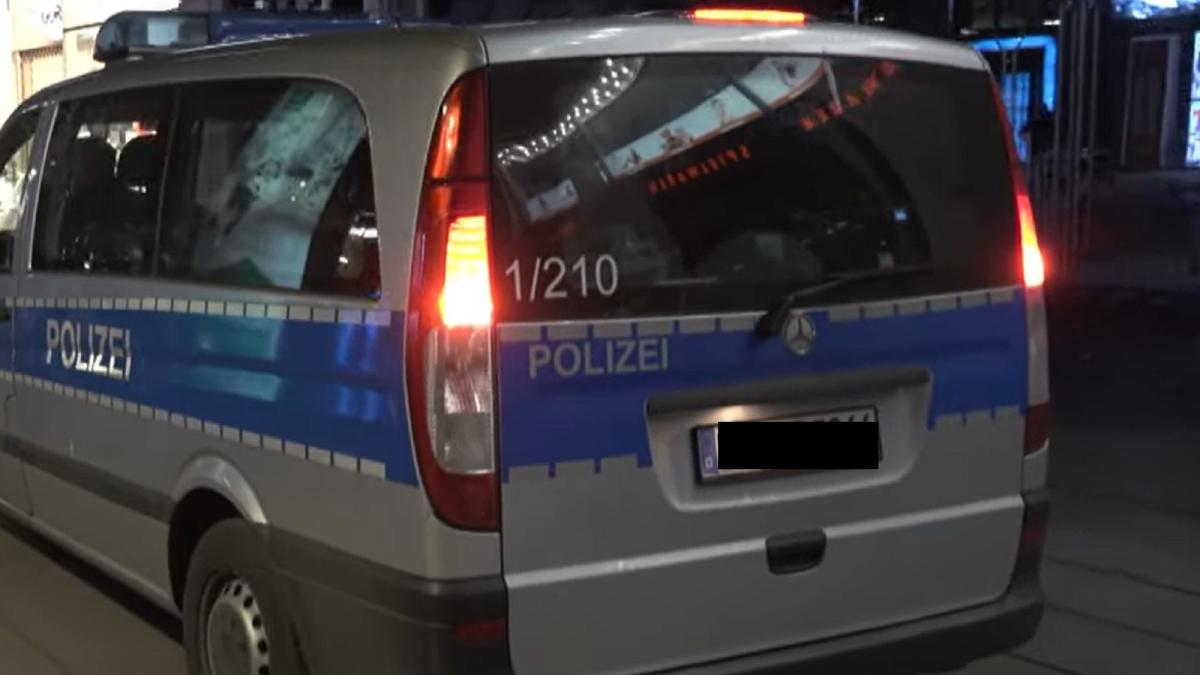 germania--un-roman-a-scos-cutitul-intr-un-tren-si-a-inceput-sa-ameninte-un-grup-de-tineri-pentru-o-sticla-cu-apa