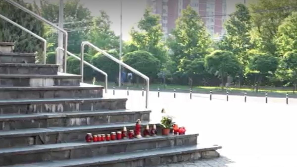 au-fost-aprinse-lumanari-in-fata-judecatoriei-din-baia-mare--dupa-ce-soferul-care-a-zdrobit-doi-soti-a-fost-eliberat