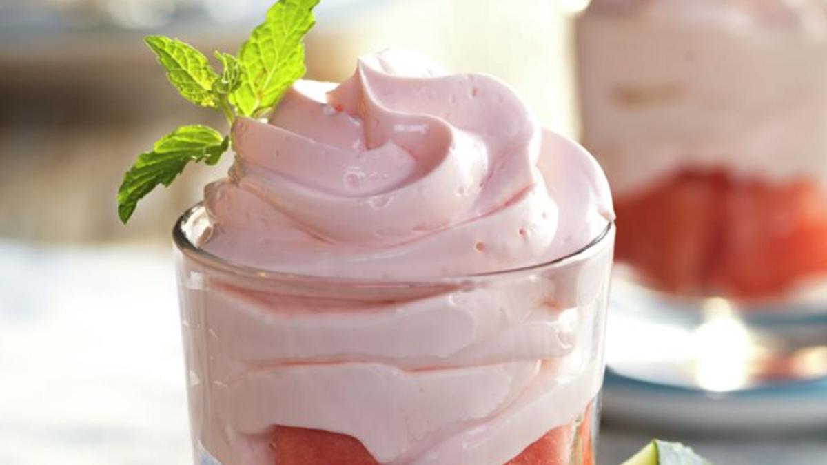 mousse-de-pepene-verde-cu-o-textura-neteda-care-se-topeste-in-gura-va-triumfa-pe-mesele-tale-de-vara