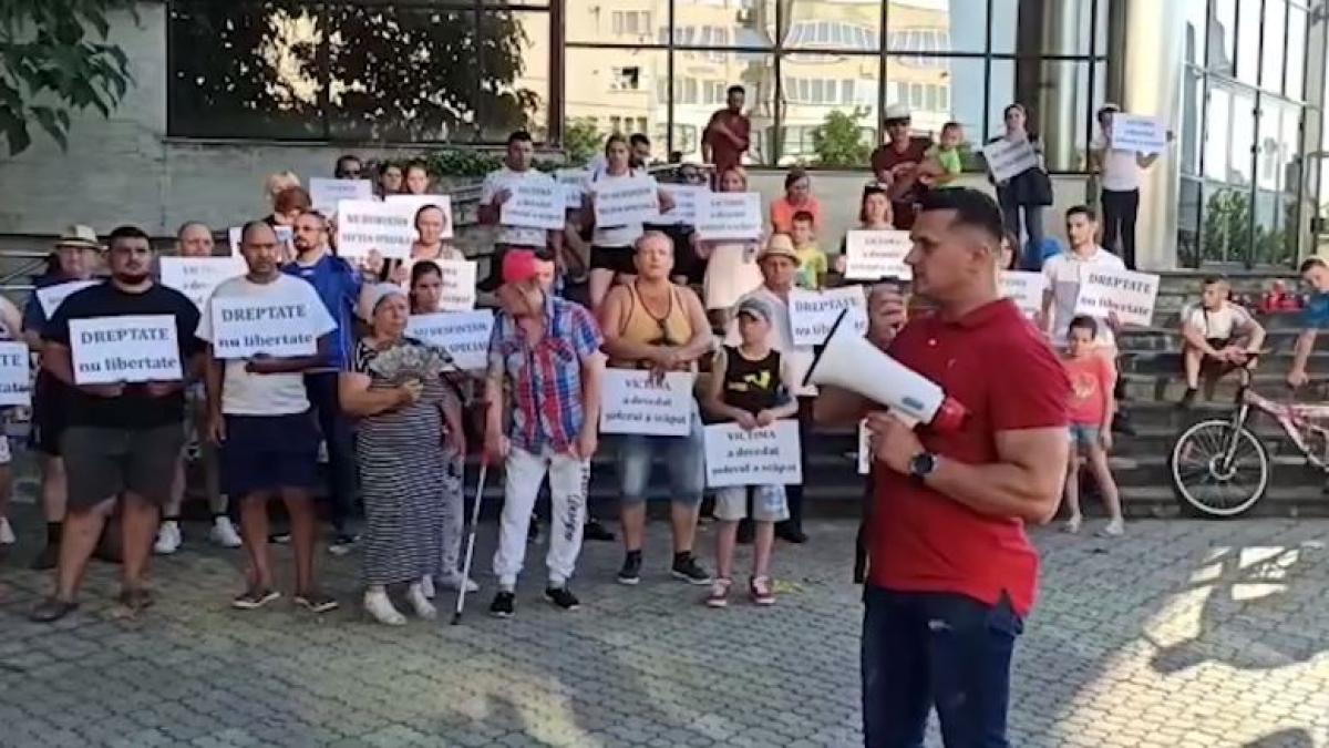 lacrimi-si-lumanari-pentru-denisa--tanara-omorata-in-statia-de-autobuz-din-baia-mare--soferul-este-cercetat-in-libertate