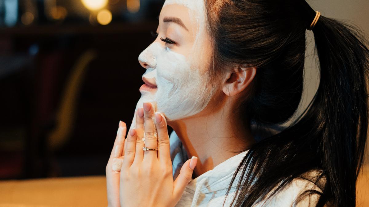 amesteca-bicarbonat-de-sodiu-cu-un-galbenus--solutia-care-iti-sterge-10-ani-de-pe-chip