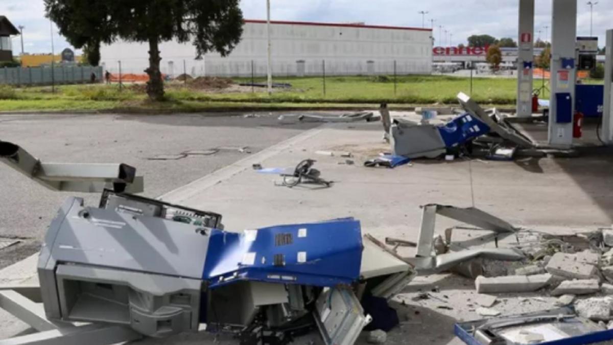 italia--muncitori-romani--atac-cu-buldozerul-intr-o-benzinarie