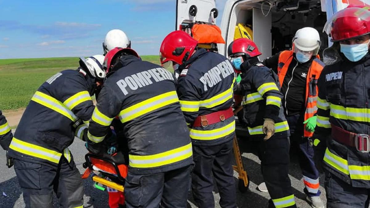 un-microbuz-cu-romani-a-lovit-doua-autoturisme-stationate