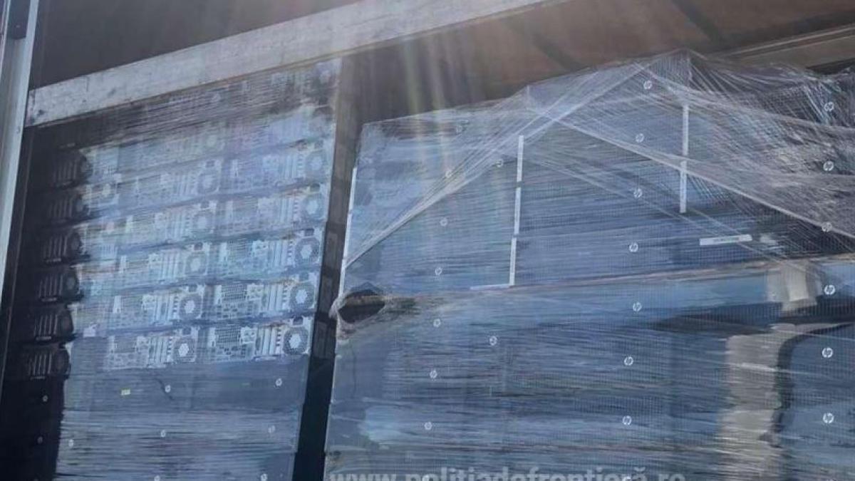 tone-de-deseuri-textile--incaltaminte-second-hand-si-calculatoare-uzate--oprite-la-vama-bors-ii