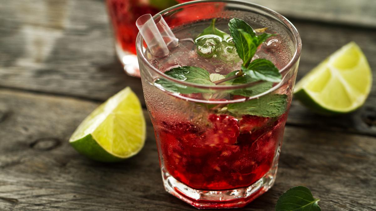 cea-mai-buna-limonada-cu-zmeura-racoritoare--aromata-si-foarte-simplu-de-preparat--o-bautura-ideala-pentru-intreaga-familie