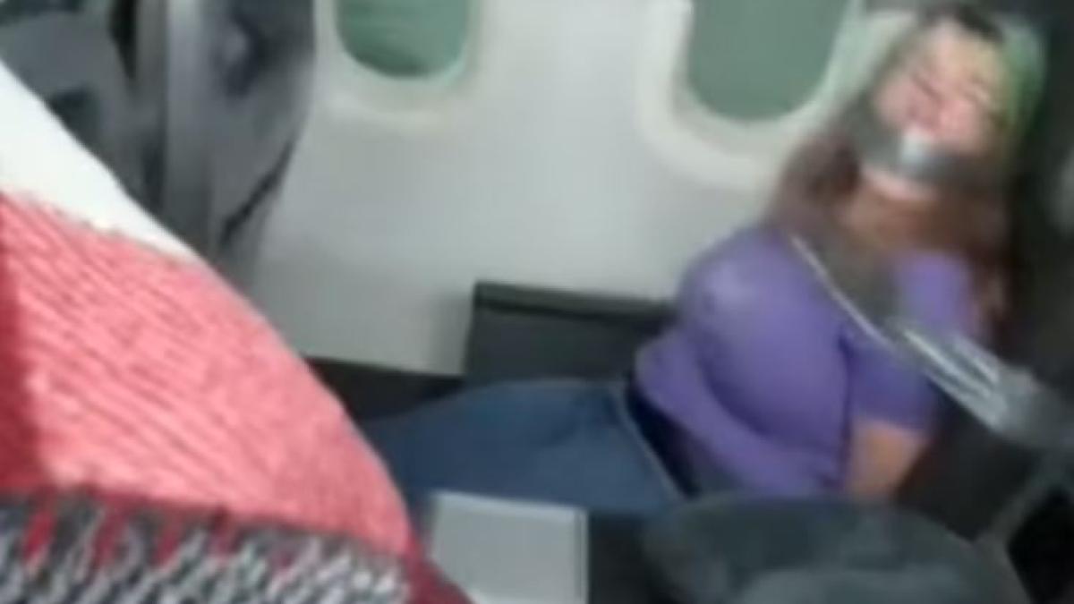 scene-socante-intr-un-avion--o-femeie--legata-cu-banda-adeziva-de-scaun--dupa-ce-a-atacat-insotitoarele-de-zbor