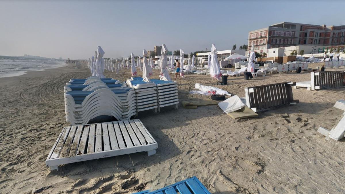 a-plouat-cu-amenzi-pe-litoral--administratorii-de-plaja--care-nu-respecta-distanta-dintre-sezlonguri-si-mare--sanctionati