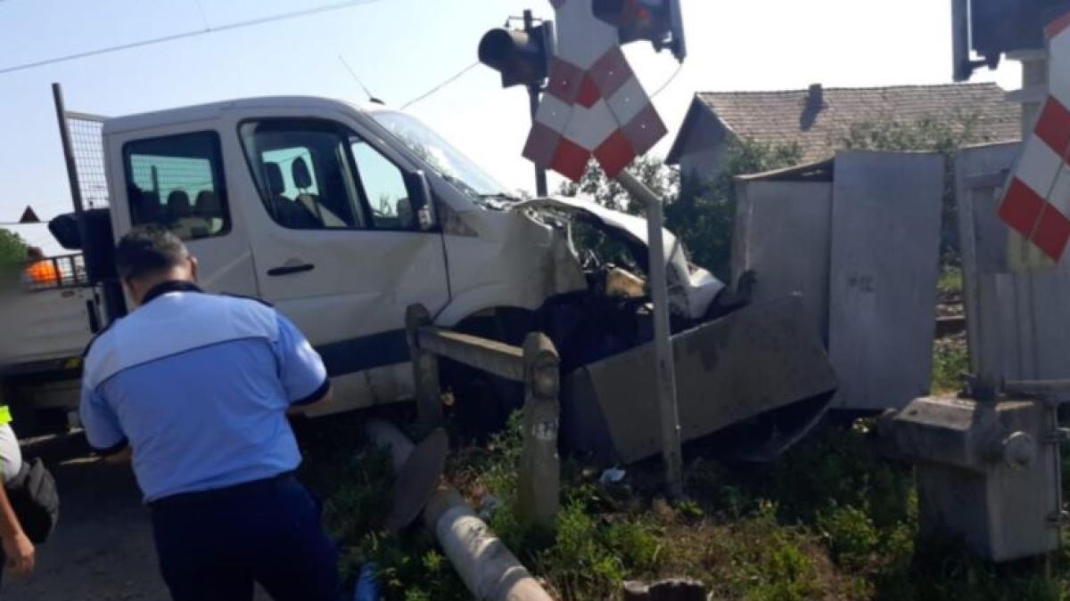 autoutilitara-lovita-de-tren--la-cluj--printre-victime--un-adolescent-si-un-barbat-sursa-satmareanul-net