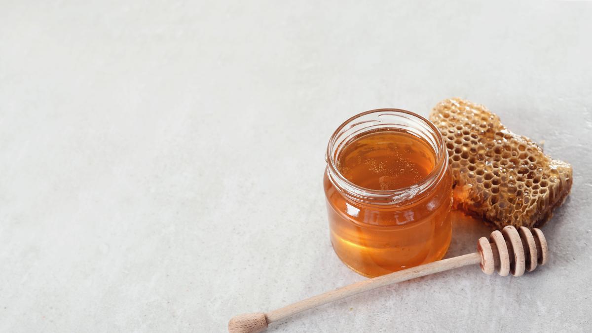 amesteca-o-lingura-de-miere-cu-doua-albusuri-este-necesar-doar-o-data-pe-saptamana