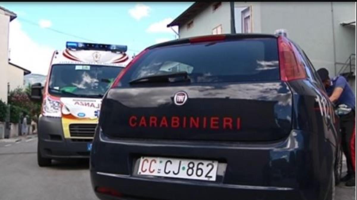 italia--un-roman--in-stare-de-ebrietate--s-a-dat-in-spectacol--a-luat-o-bara-si-incercat-sa-forteze-usa-casei-unchiului-sau