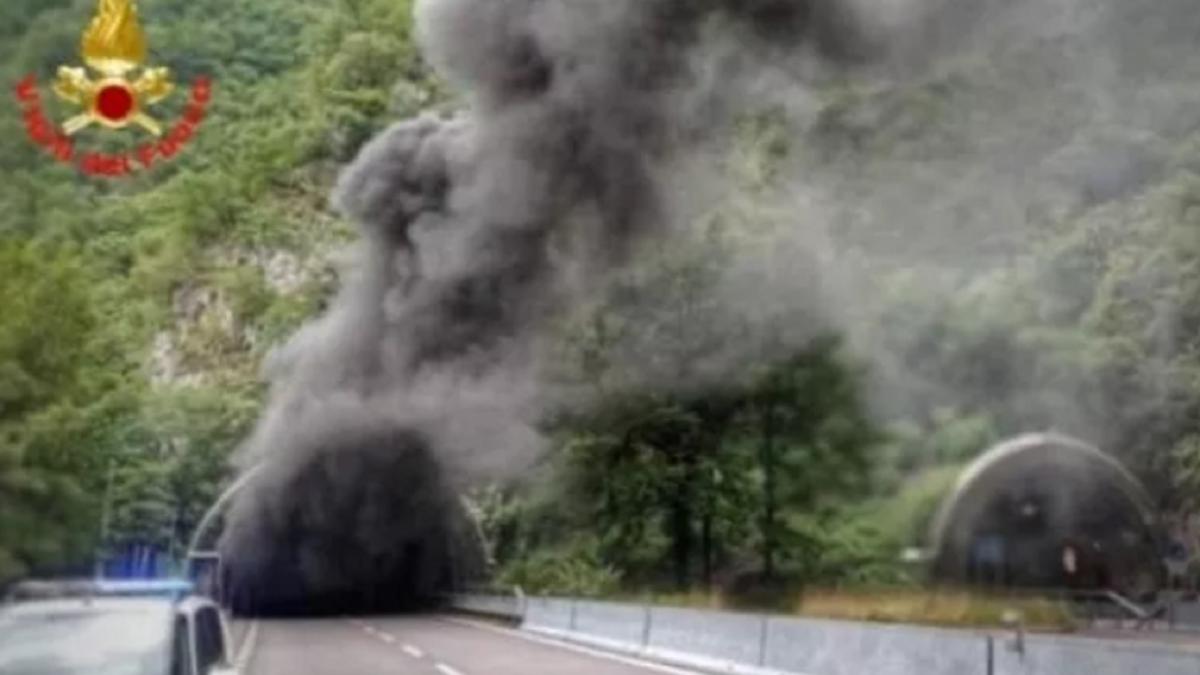 italia--un-sofer-a-devenit-erou-dupa-ce-a-salvat-24-de-copii-dintr-un-autobuz-in-flacari--prc-e2prc-80prc-9eprioritatea-era-salvarea-vietii-micutilorprc-e2prc-80prc-9d