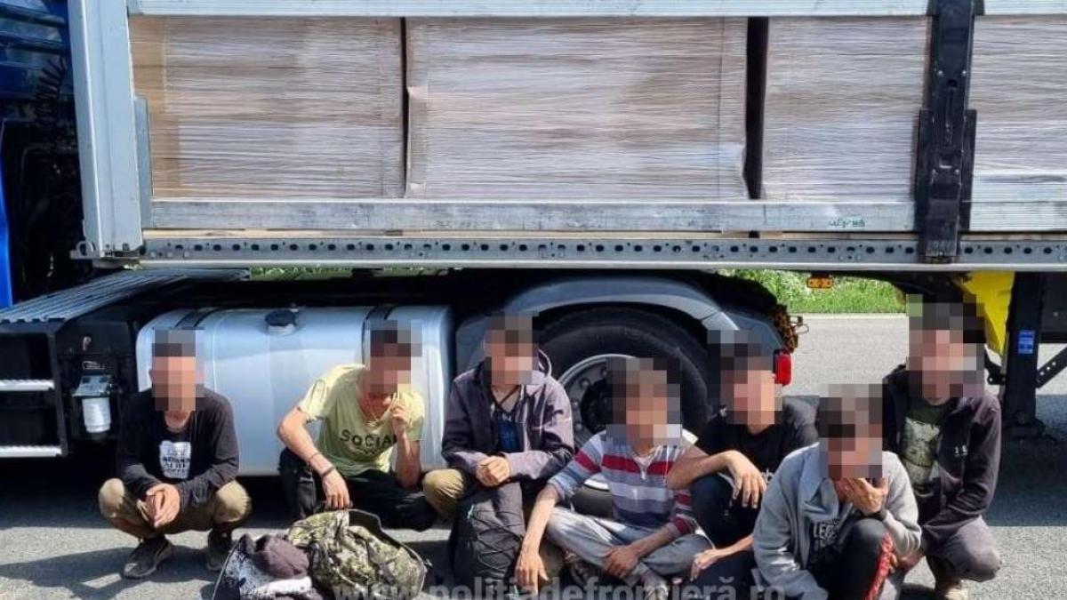 patru-camioane--verificate-amanuntit-la-frontiera--mai-multe-persoane--depistate-printre-marfa-transportata--soferii--luati-la-intrebari