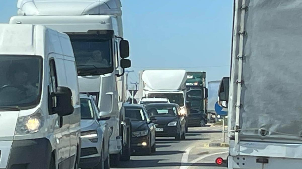 aglomeratie-tir-tiruri-masini-masina-trafic-autostrada-autostrazi
