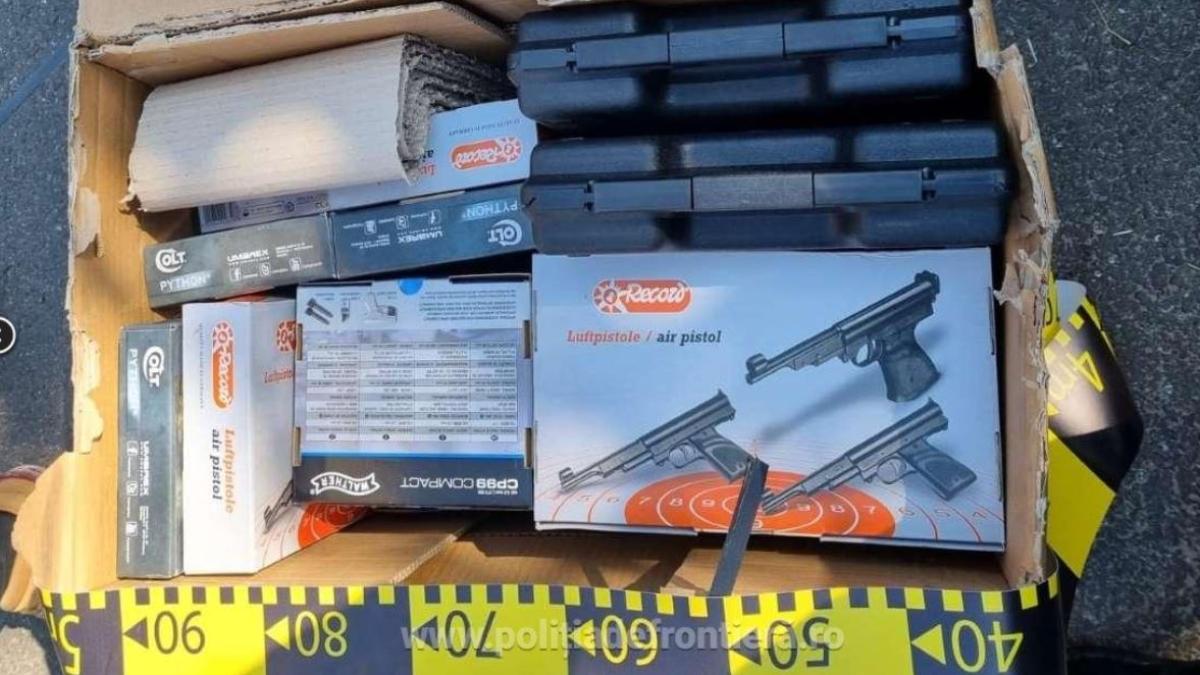 barbat--prins-in-vama-albita-cu-26-de-pistoale--autoutilitara-pe-care-o-conducea-era-burdusita-cu-arme