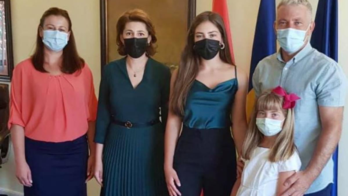 spania--o-romanca-a-obtinut-cea-mai-mare-nota-la-examenul-de-evaluare-nationala--alexia--invitata-la-ambasada-romaniei