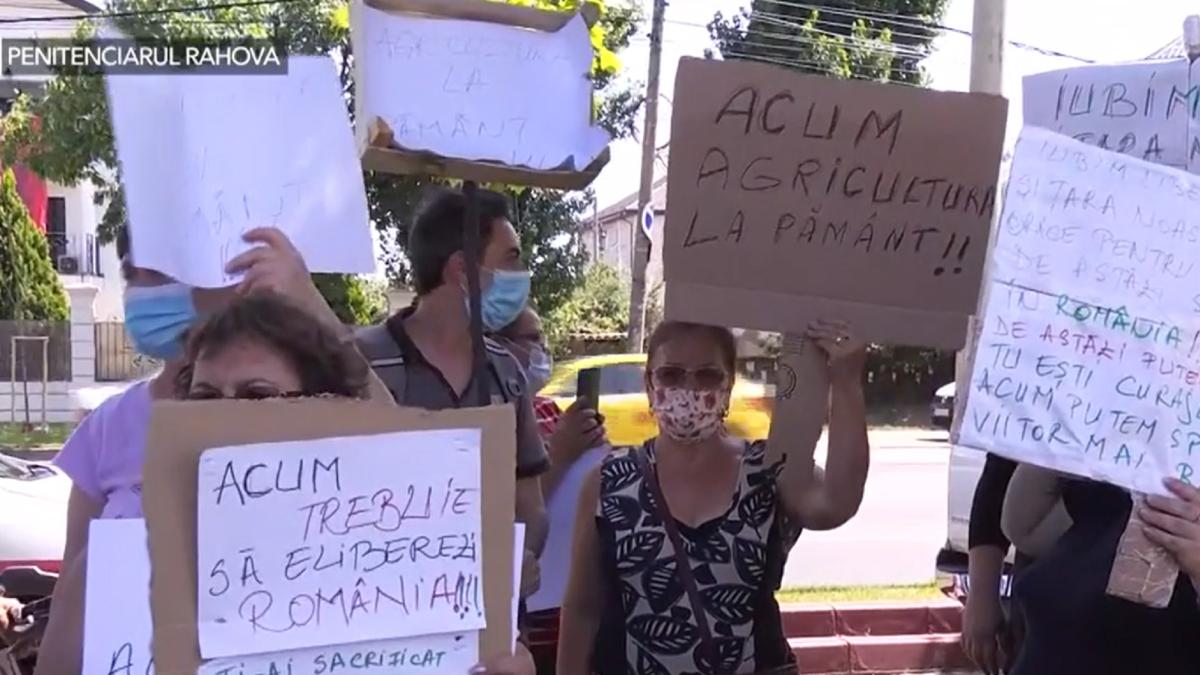 sustinatorii-lui-liviu-dragnea--in-fata-la-penitenciarul-cu-steaguri-si-pancarte--prc-e2prc-80prc-9ea-facut-mai-mult-bineprc-e2prc-80prc-9d