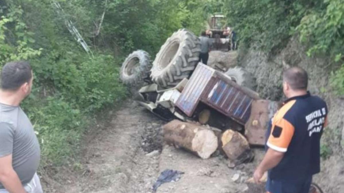 un-barbat-din-neam-si-a-pierdut-viata--dupa-ce-s-a-rasturnat-cu-tractorul-pe-un-drum-forestier