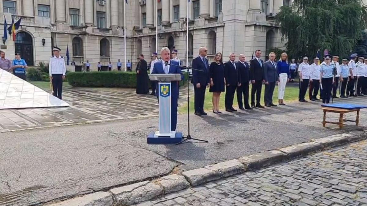 pompierul-mihai-danila--coordonatorul-interventiei-pentru-stingerea-incendiului-de-la-petromidia--premiat-deprc-c2prc-a0lucian-bodeprc-c2prc-a0