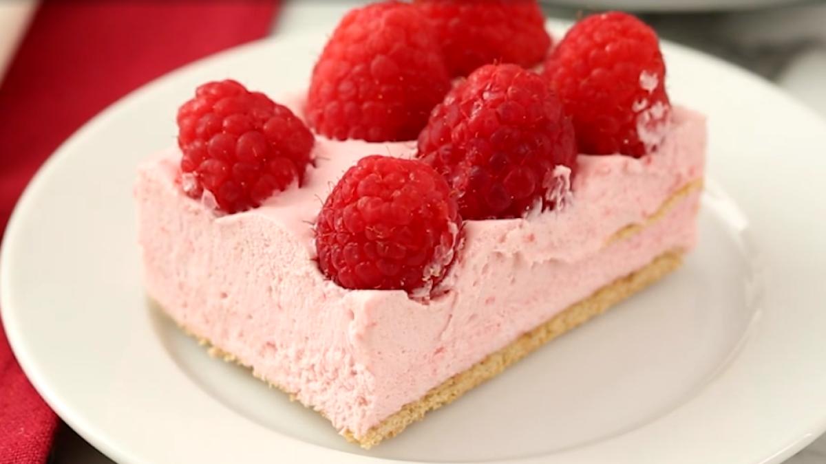 prajitura-cu-spuma-de-zmeura