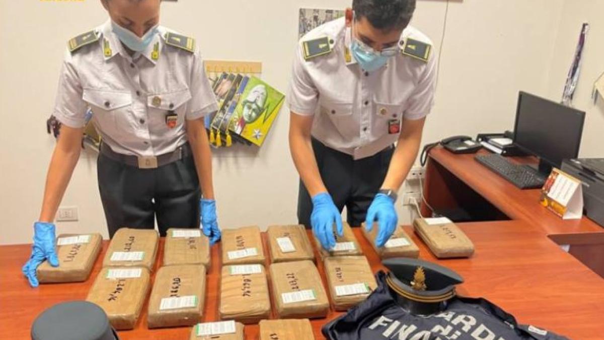 italia--zeci-de-kilograme-cocaina--gasite-intr-o-masina--o-romanca-si-partenerul-ei-ar-fi-castigat-doua-milioane-de-euro