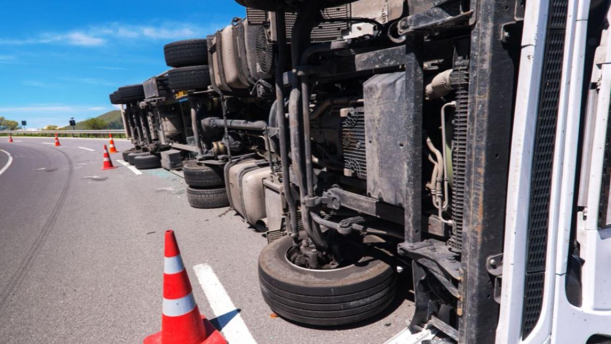 franta--accident-cuplit-provocat-de-un-sofer-roman-de-camion