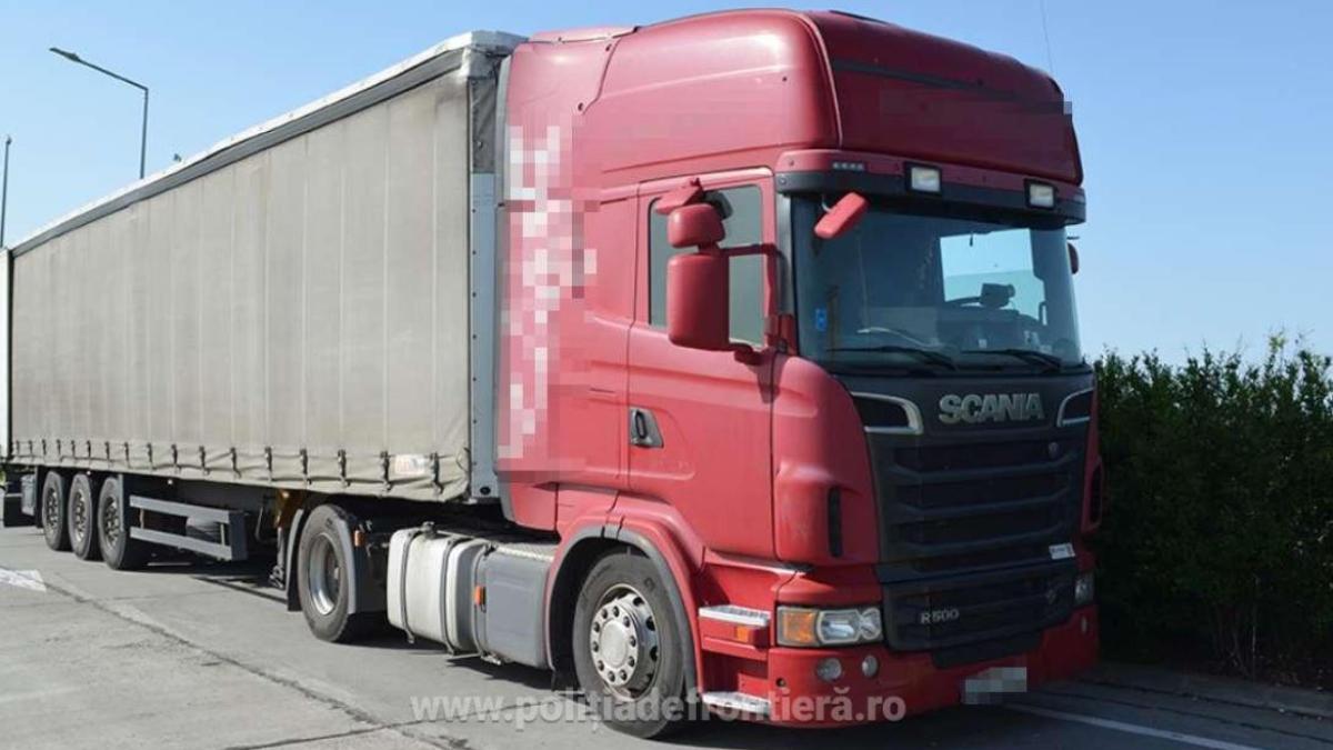 trei-camioane--stationate-intr-o-parcare-din-apropierea-frontierei--verificate-de-politisti