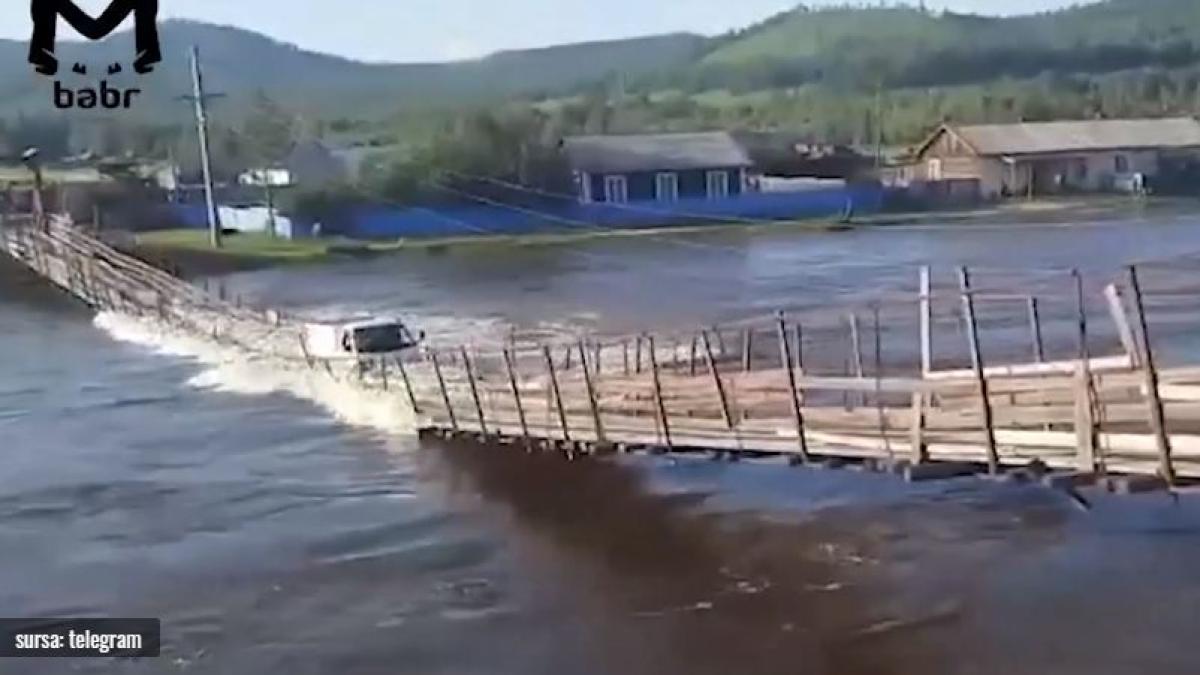 un-pod-suspendat-s-a-prabusit-impreuna-cu-o-camioneta-in-rusia