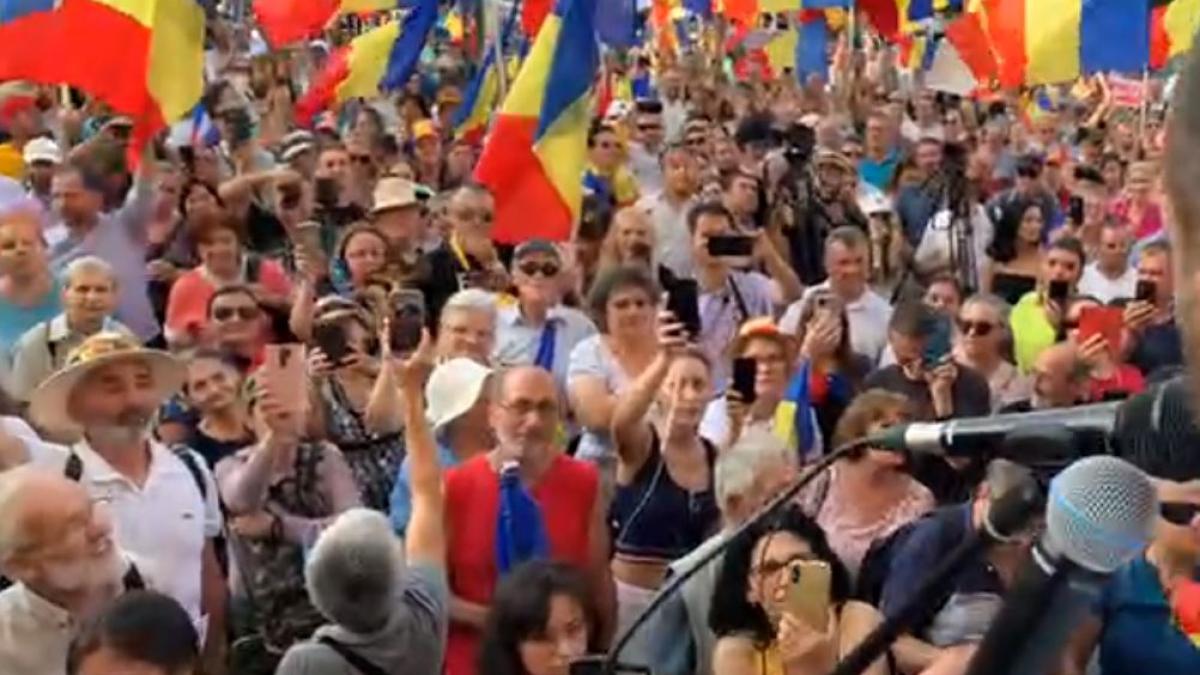 protest-in-piata-universitatii-din-bucuresti-inainte-de-valul-patru-al-pandemiei-covid---1