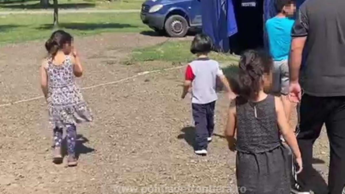 sapte-persoane--printre-care-cinci-minori--in-stare-de-deshidratare--ajutati-de-politistii-de-frontiera