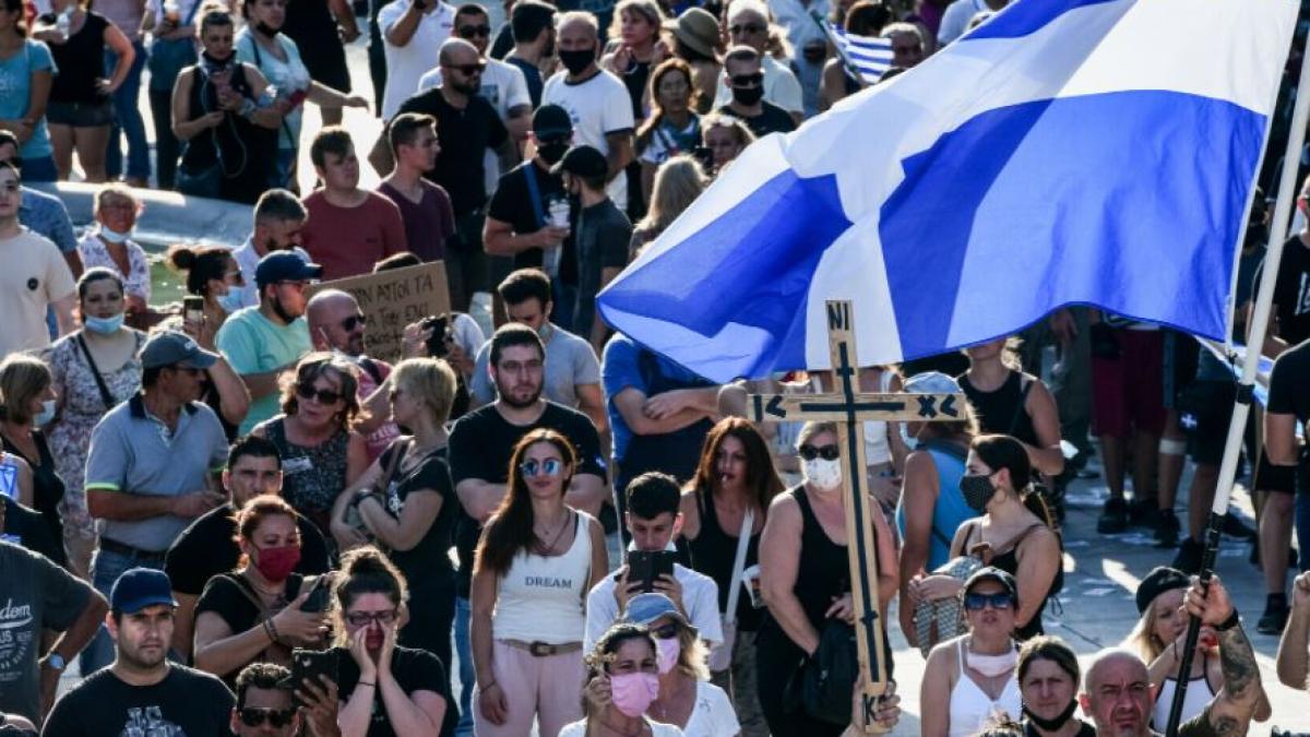 zeci-de-arestari-dupa-un-protest-anti-vaccinare--in-grecia--manifestantii-au-aruncat-cu-pietre-si-dispozitive-incendiare