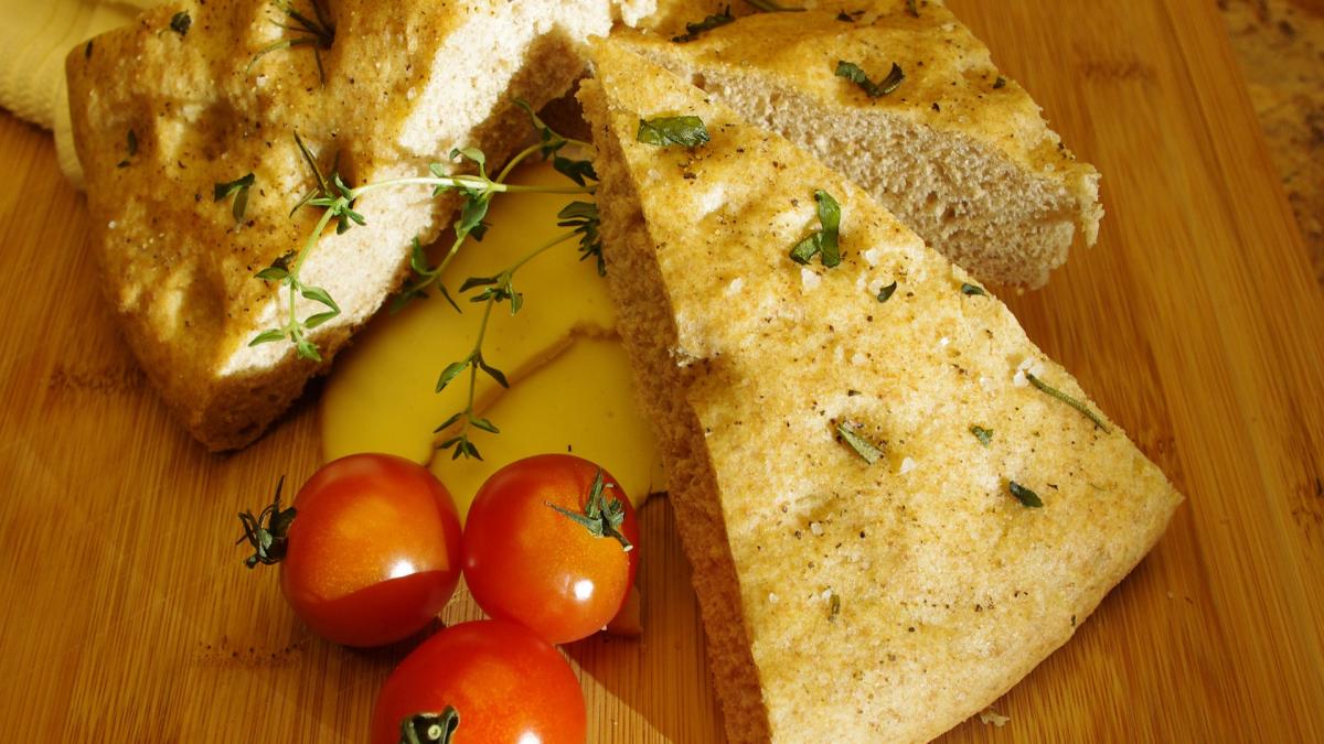 focaccia-cu-usturoi-si-rozmarin--dupa-o-reteta-italiana-autentica--miez-pufos--coaja-crocanta-si-o-aroma-unica