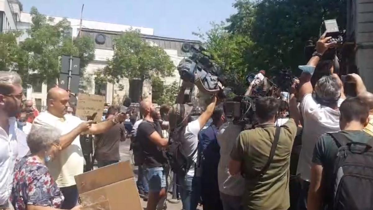 liviu-dragnea-a-ajuns-la-dna--sustinatorii-au-aruncat-cu-oua-in-contestatari