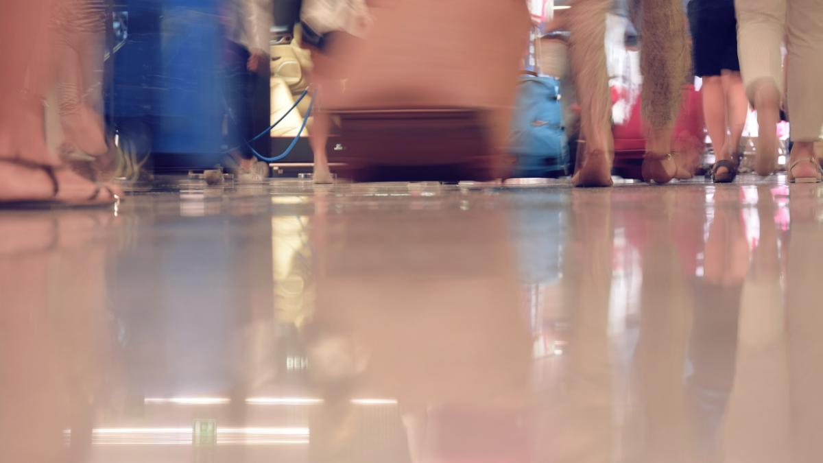 aeroport-multime-oameni-romani-bagaje-ilustrativ-24-02-2021