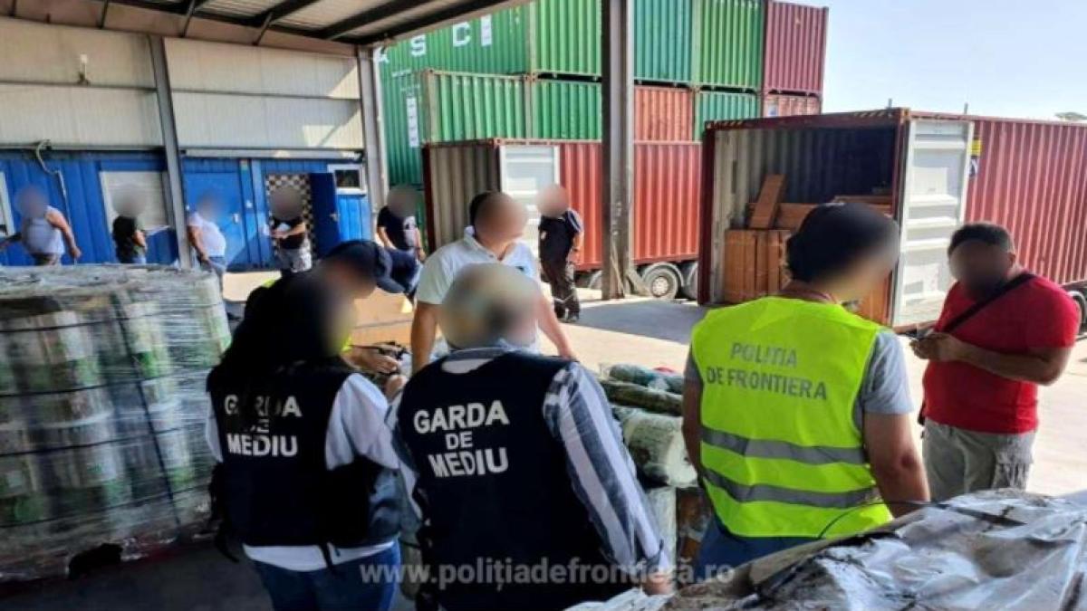 containere-cu-peste-60-de-tone-de-deseuri-de-plastic-amestecat-cu-carton--descoperite-in-portul-constanta-sud-agigea